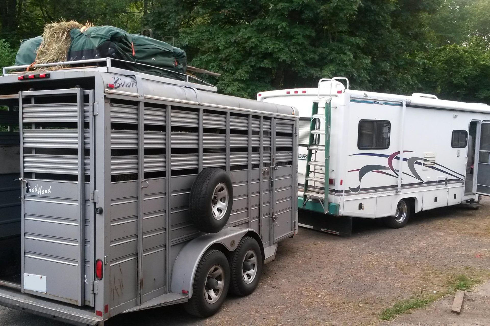 horsebox towed by a motorhome